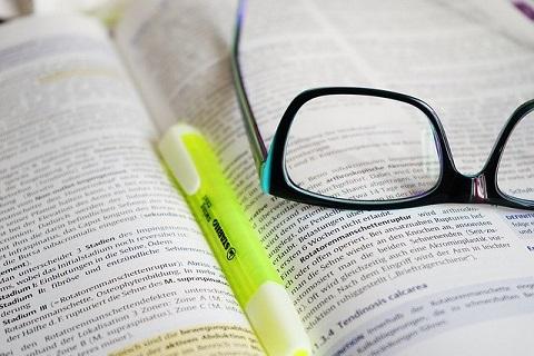 zdjęcie przedstawia okulary i marker leżące na książce