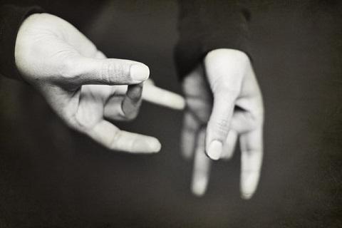 Dłonie które pokazują język migowy