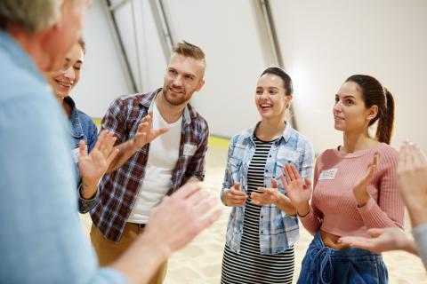 Obraz pobrany z https://www.freepik.com/, spotkanie osób na korytarzu